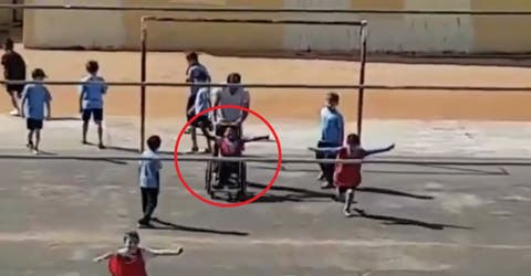 Un profesor graba la triste escena de su alumno en silla de ruedas durante un partido de fútbol