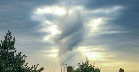 Captan la aparición en el cielo de una imagen de Jesús con los brazos extendidos