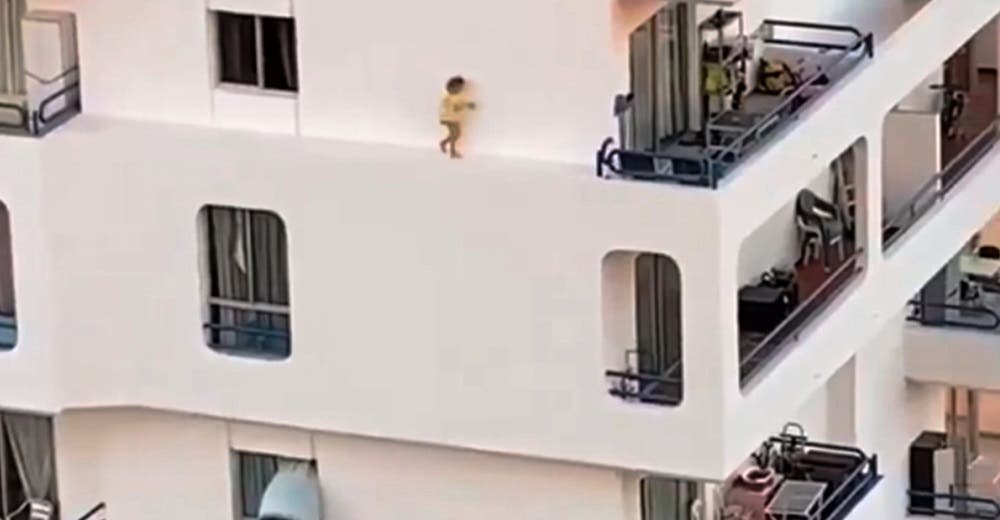 Graban a una niña de 5 años caminando sobre la cornisa del quinto piso de un edificio Graban a una niña de 5 años caminando sobre la cornisa del quinto piso de un edificio