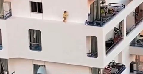 Graban a una niña de 5 años caminando sobre la cornisa del quinto piso de un edificio