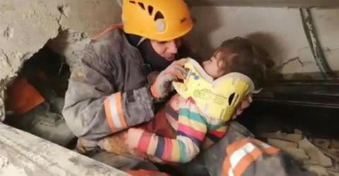 Rescatan a una niña de 2 años que sobrevivió 28 horas entre los escombros tras un terremoto