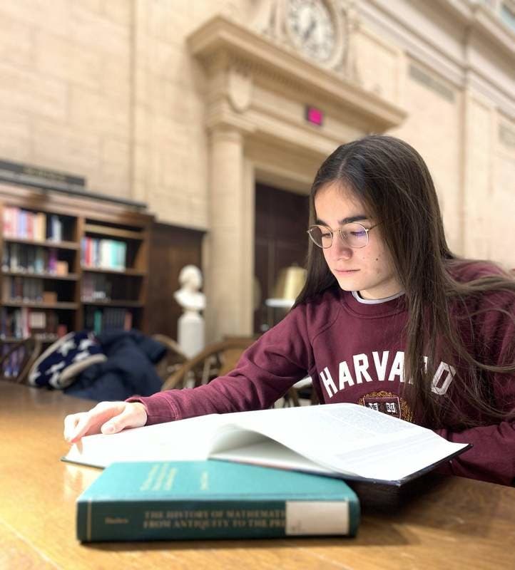 Студенты выпускники. Graduate school of education стэнфордского университета. Форма гарвардского университета. 10 и летняя девочка поступила в гарвард. Девушка шантажирует учителя чтобы попасть в гарвард.