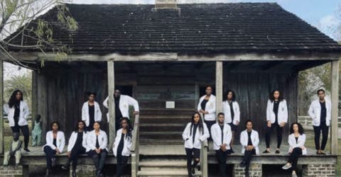 La foto viral de 15 estudiantes de medicina en el lugar donde sus abuelos vivieron una pesadilla