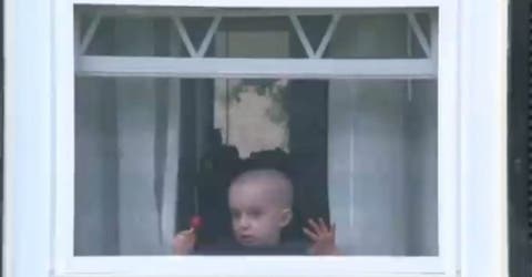 El niño que solo conocía el mundo a través de su ventana sale de su casa por primera vez