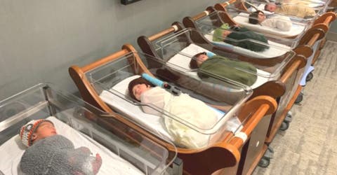 Las imágenes virales de lo que hace el personal de este hospital con cada recién nacido