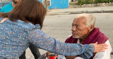 Dormido junto a su silla de ruedas en plena calle encuentran a un abuelito abandonado