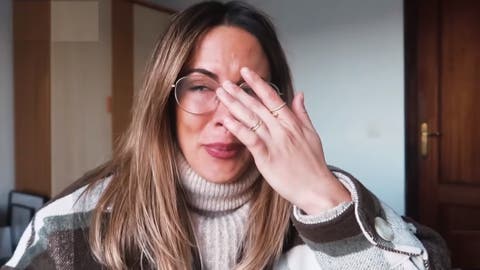 «Tengo todo lleno de bultos», las lágrimas de una influencer después de tanto «retoque»