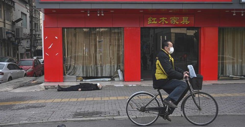 Captan a un hombre que yace sin vida en medio de una calle de Wuhan por coronavirus