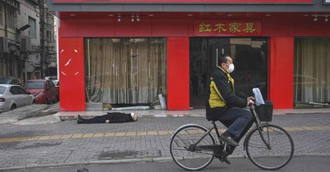 Captan a un hombre que yace sin vida en medio de una calle de Wuhan por coronavirus