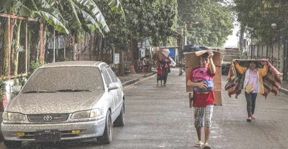 Los residentes huyen despavoridos tras la repentina erupción del volcán más turístico del mundo