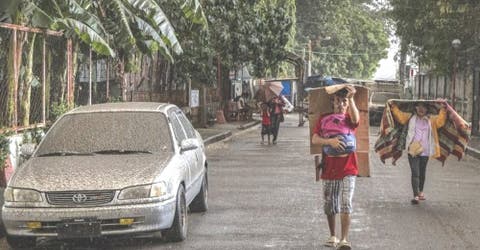 Los residentes huyen despavoridos tras la repentina erupción del volcán más turístico del mundo