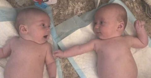 Graba a sus gemelos de 4 meses manteniendo una conversación que no tardó en hacerse viral