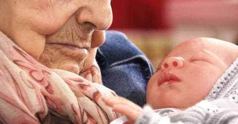 Les entregan bebés recién nacidos a los ancianos de una residencia para que los cuiden