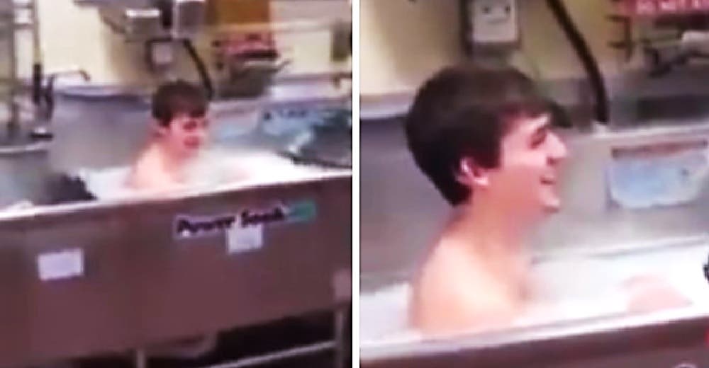 Graban al empleado de un restaurante de comida rápida bañándose en el fregadero de la cocina Graban al empleado de un restaurante de comida rápida bañándose en el fregadero de la cocina