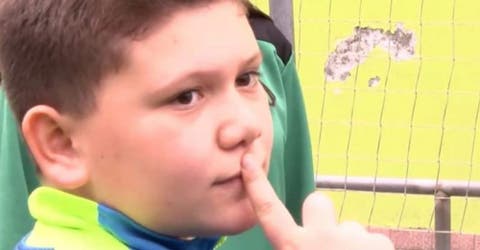 Un niño de 11 años interrumpe un partido para defender a la árbitra que lloraba desconsolada