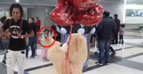 Aparece en el aeropuerto disfrazada de oso de peluche para interceptar a su novio y se hace viral