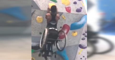 «Fallar no es una opción» – Escala usando su silla de ruedas superando cualquier desafío