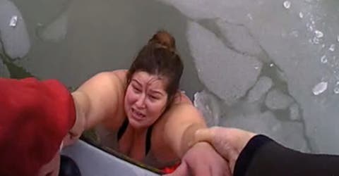 Mujer que cayó en un lago congelado se avergüenza por las burlas al video viral de su rescate