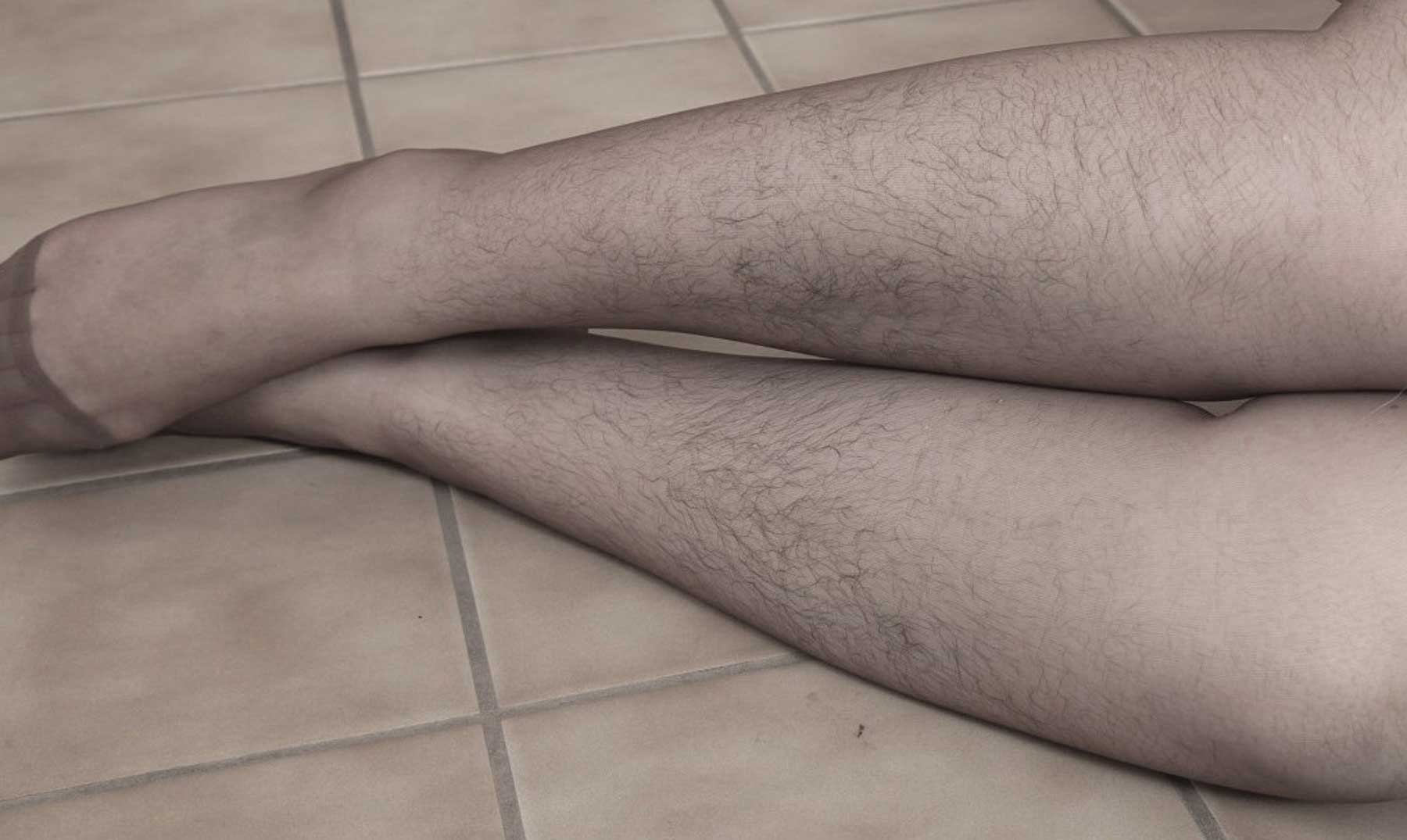 La nueva tendencia de las mujeres por lucir vellos en sus piernas causa