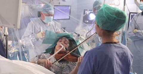 Toca el violín durante horas en el quirófano mientras le extirpan un tumor cerebral
