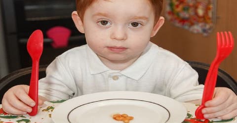 El drama del niño que solamente puede comer 5 alubias para preservar su vida