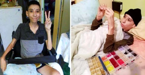 Un niño con cáncer vende pulseras que hace en el hospital para pagar su tratamiento