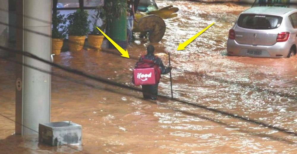 La foto viral del repartidor que desafió las inundaciones para entregarle el pedido al cliente
