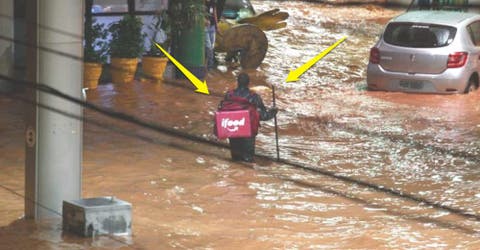 La foto viral del repartidor que desafió las inundaciones para entregarle el pedido al cliente