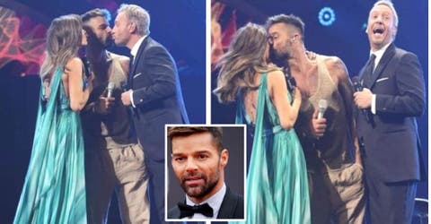 Ricky Martin besa al presentador del Festival de Viña del Mar dejando a todos atónitos