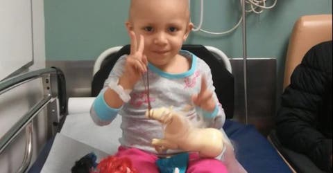 Una niña celebra con un vestido que emociona las redes que le ganó la batalla al cáncer