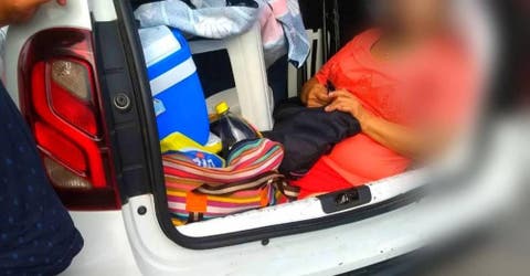 Multan al conductor que trasladaba a su suegra en el interior del maletero de su vehículo