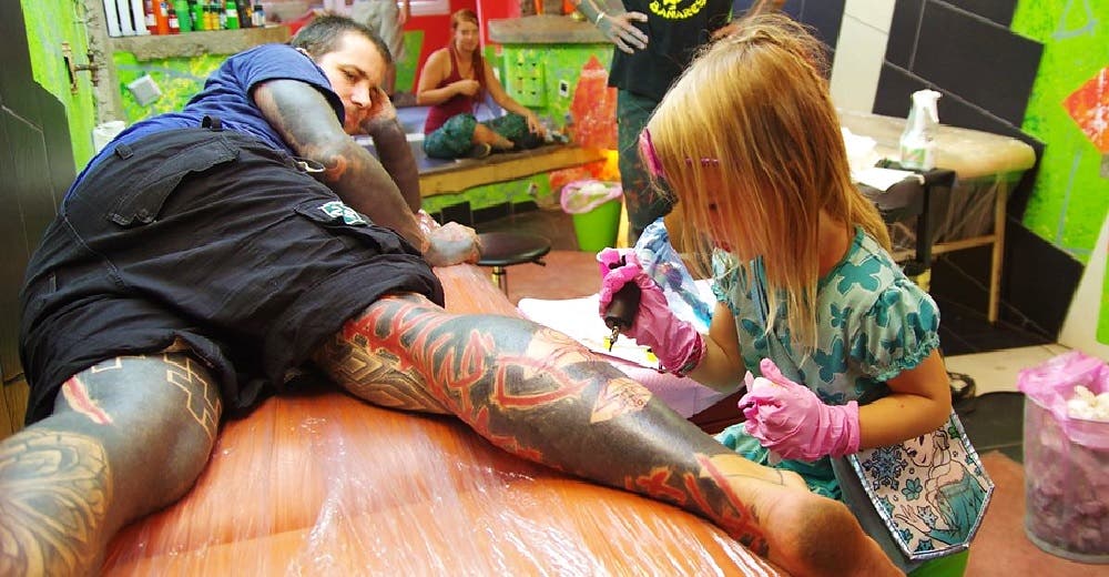 La niña de 9 años que se dedica a hacer tatuajes desde los 2 tiene clientes en lista de espera