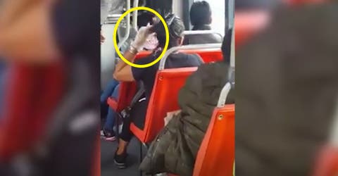 Graba con horror a una mujer haciéndose «un tratamiento de belleza» en su cabeza en el autobús