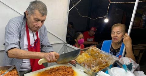 Difunde el drama de la pareja de ancianos que se ve obligada a vender tacos hasta la madrugada