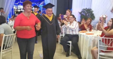 Tras la muerte de su esposa se gradúa con honores a los 89 años