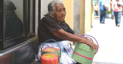 «Si no salgo a vender, no como» – Tiene 88 años y no puede protegerse del coronavirus en casa