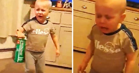 Un niño de 3 años termina afligido y confundido después de que sus padres le jugaran una broma