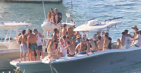 Miles de personas celebran en la playa burlándose del dolor de los que luchan contra el coronavirus