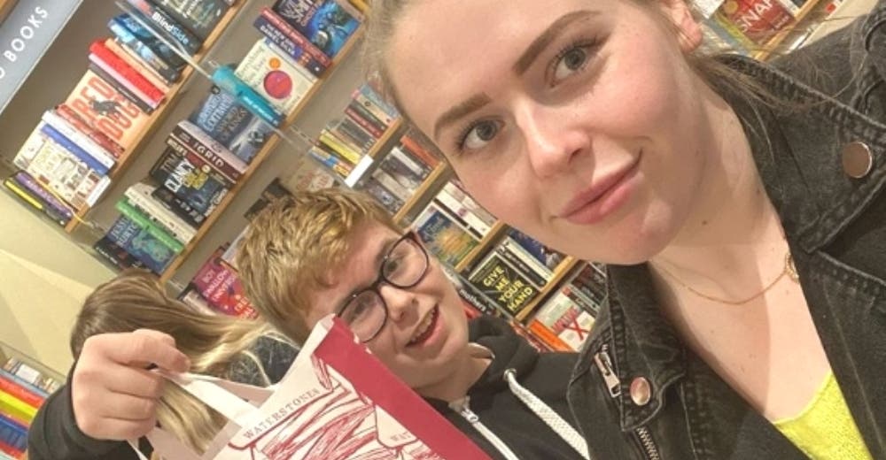 Defiende a su hermanito de quienes lo hicieron llorar por su afición a la lectura Defiende a su hermanito de quienes lo hicieron llorar por su afición a la lectura