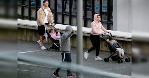Descubren a Cristiano Ronaldo paseando con su familia tras pedir a todos que se quedaran en casa