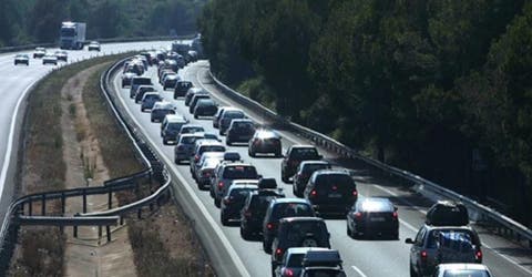 Atascos en las salidas de grandes ciudades en plena crisis del coronavirus causa indignación