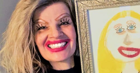 Publica una selfie maquillada como el viejo retrato que le hizo su hija emocionando a todos