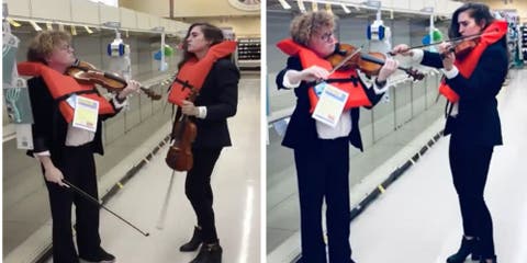 Graban a 2 trabajadoras de un supermercado recreando una escena del Titanic ante la crisis