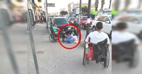 Un hombre en silla de ruedas grita de dolor en la calle y solo una persona le ofrece ayuda