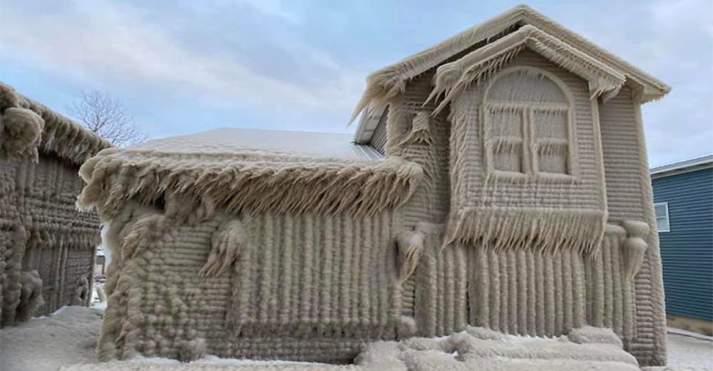 Las impactantes fotos de las casas que fueron cubiertas de una espesa y peligrosa capa de hielo Las impactantes fotos de las casas que fueron cubiertas de una espesa y peligrosa capa de hielo