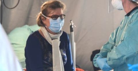 Una mujer se ve obligada a pasar 30 horas con el cuerpo de su esposo fallecido por coronavirus