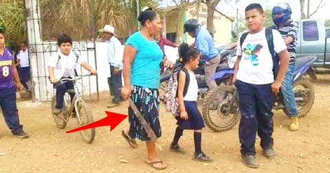 «Van a tener que acabar conmigo”–La madre que lleva a su hijo a la escuela lista para defenderlo