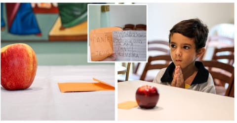 Un niño de 6 años deja una manzana como regalo a Jesús por haber cumplido su deseo