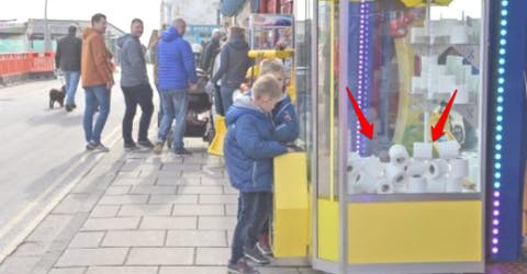 Un hombre deja a los niños desconcertados cambiando los peluches de una máquina expendedora