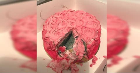 «Casi vomito” – Cuando cortó el pastel de cumpleaños de su hija encontró lo peor